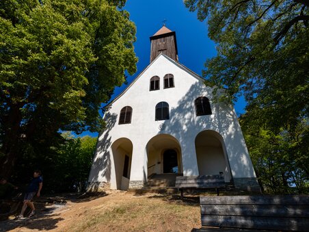Beautiful church in nature, surrounded by trees. | © Graz Tourismus - Harry Schiffer