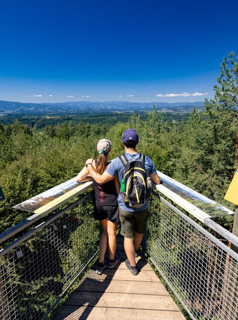 Couple enjoying the view from the lookout point. | © Graz Tourismus - Harry Schiffer