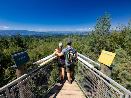 Couple enjoying the view from the lookout point. | © Graz Tourismus - Harry Schiffer
