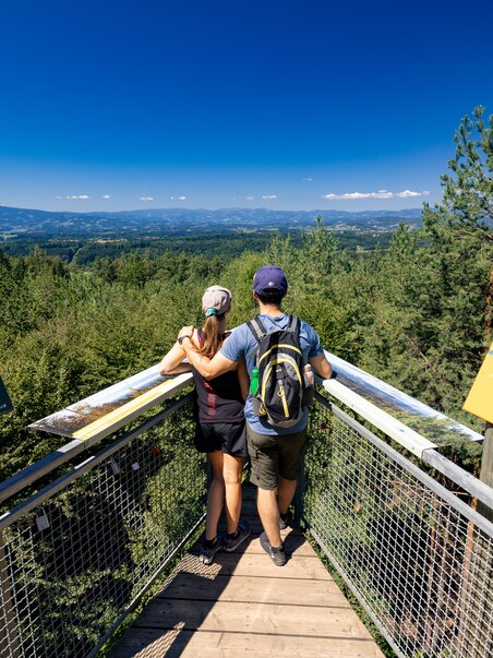 Couple enjoying the view from the lookout point. | © Graz Tourismus - Harry Schiffer