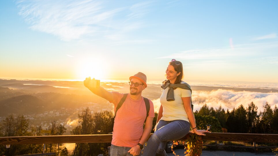 Paar macht ein Selfie bei Sonnenuntergang in Graz. | © Graz Tourismus - Mias Photoart