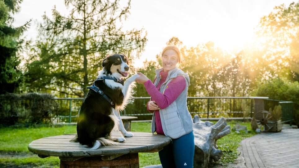 Frau spielt mit Hund bei Sonnenuntergang im Freien. | © Graz Tourismus - Mias Photoart-23