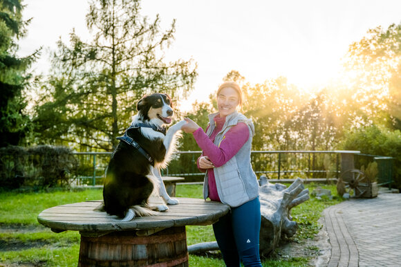 Frau spielt mit Hund bei Sonnenuntergang im Freien. | © Graz Tourismus - Mias Photoart-23