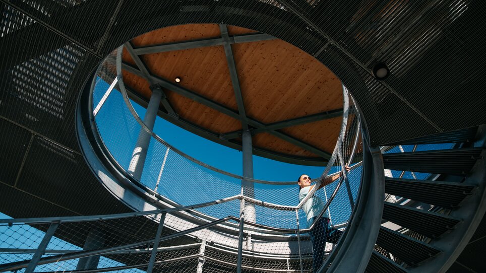 Eine Frau geht die spiralförmige Treppe beim Fürstenstand hinauf. | © Graz Tourismus - Mias Photoart