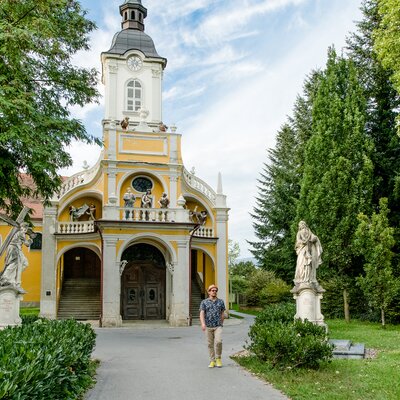 Mann vor der Kalvarienbergkirche in Graz mit Statuen im Garten. | © Graz Tourismus - Mias Photoart-11