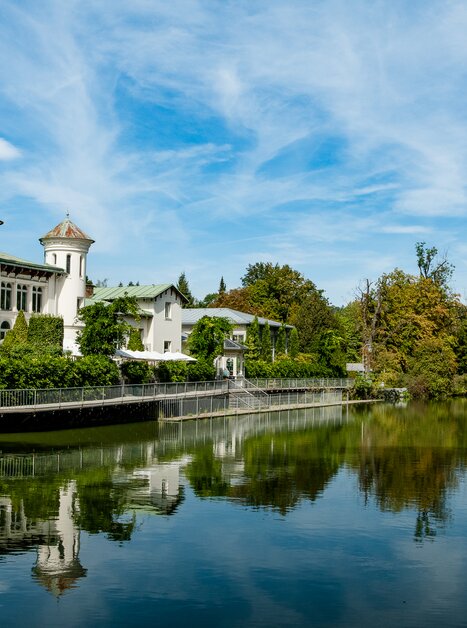 
A picturesque building at the Hilmteich in Graz is reflected in the water. | © Graz Tourismus - Mias Photoart