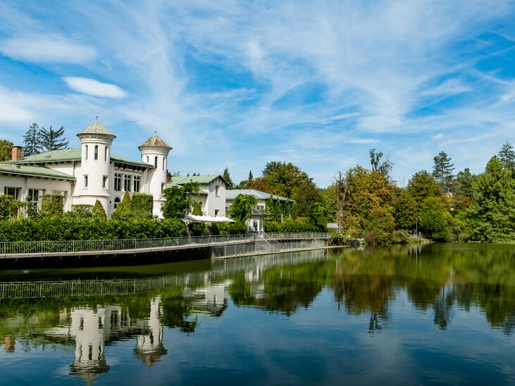 
A picturesque building at the Hilmteich in Graz is reflected in the water. | © Graz Tourismus - Mias Photoart