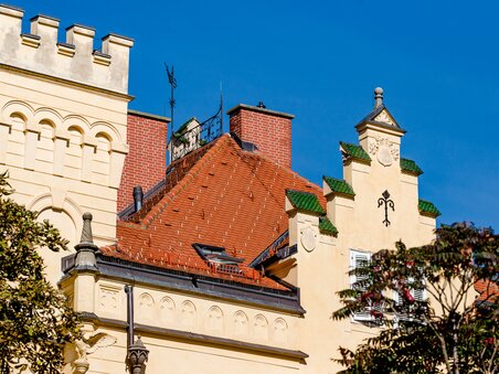 Vista del tetto di un edificio storico con tetto di tegole. | © Graz Tourismus - Mias Photoart