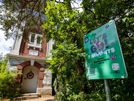 Stephanienwarte in Graz with a sign for the 7 Summits hike. | © Graz Tourismus - Harry Schiffer