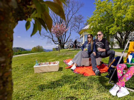 Family enjoying a picnic outdoors, surrounded by nature. | © Graz Tourismus - Harry Schiffer