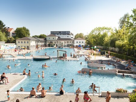 Belebtes Augartenbad Graz mit vielen Schwimmern und Sonnenliegen. | © Holding Graz - Joel Kernasenko