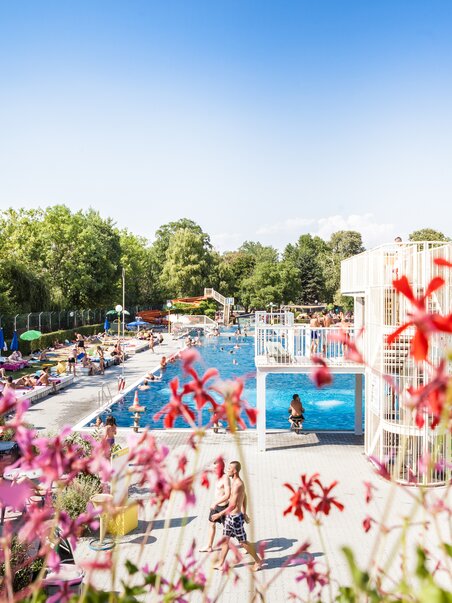 Blick auf das Augartenbad Graz mit vielen Besuchern und bunten Liegen. | © Holding Graz - Joel Kernasenko