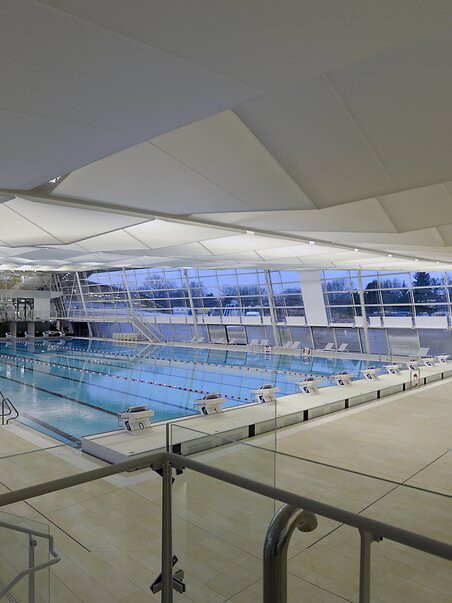 Modernes Schwimmbad mit Glaswänden und Pool in Graz. | © Holding Graz - Helge Sommer