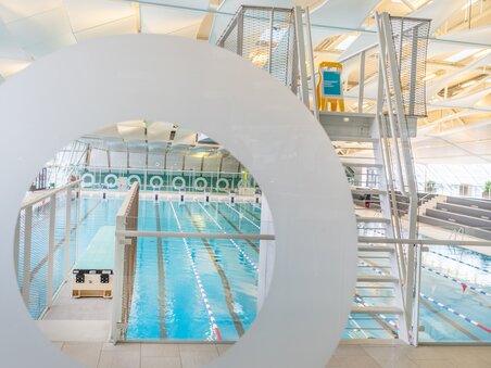 Innenansicht des Schwimmbads Auster in Graz, mit Schwimmbecken und Sprungturm. | © Holding Graz - achtzigzehn