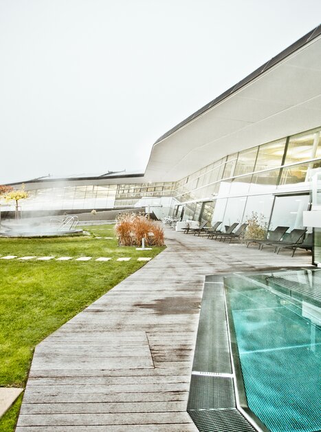 Moderna piscina con area giardino a Graz. | © Holding Graz - Lupi Spuma
