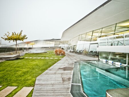 Modernes Schwimmbad mit Gartenbereich in Graz. | © Holding Graz - Lupi Spuma