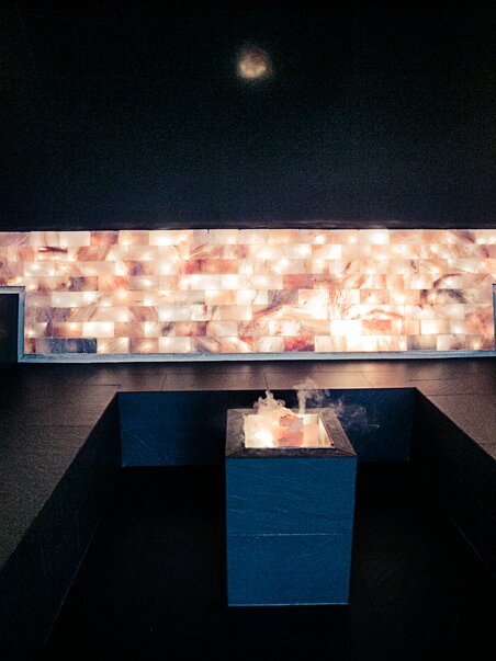 Moderner Entspannungsbereich mit edlen Salzsteinwänden und Dampf. Basaltoberfläche sorgt für eine ruhige Atmosphäre. | © Holding Graz - Lupi Spuma