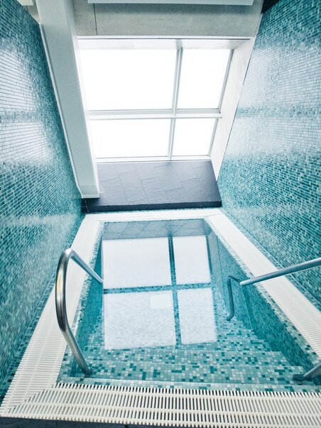 Blick auf das Schwimmbad Auster in Graz mit blauen Fliesen. | © Holding Graz - Lupi Spuma