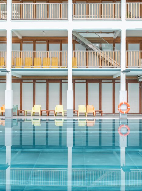 Piscina Bad zur Sonne con architettura elegante e acqua riflettente. | © Holding Graz - achtzigzehn