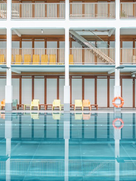 Schwimmbad Bad zur Sonne mit eleganter Architektur und reflektierendem Wasser. | © Holding Graz - achtzigzehn