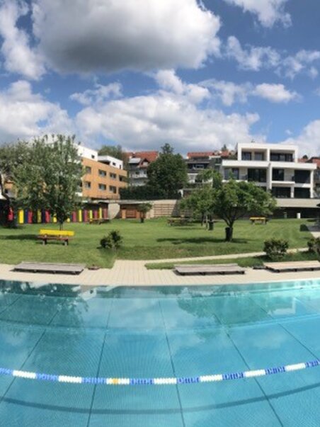 Panoramica del Ragnitzbad con piscina e aree verdi. | © Ragnitzbad