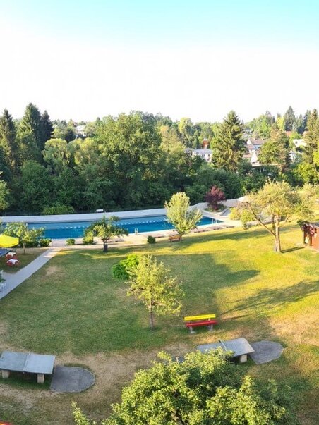 Vista panoramica del Ragnitzbad con giardino e piscina. | © Ragnitzbad