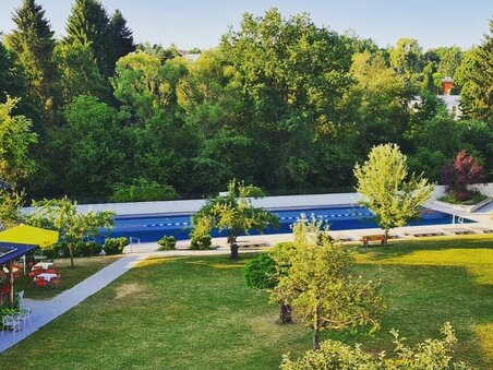 Vista del Ragnitzbad con piscina e aree verdi a Graz. | © Ragnitzbad