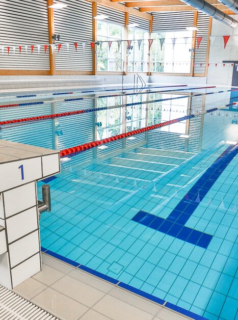 Vista interna della piscina Sport Union con acqua e trampolini. | © Harald Tauderer