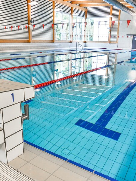 Vista interna della piscina Sport Union con acqua e trampolini. | © Harald Tauderer