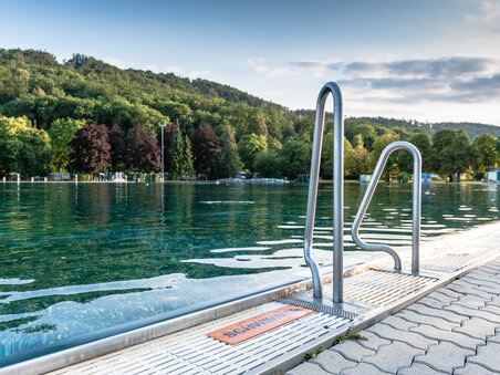 Vista della piscina al Bad Straßgang, circondata da alberi. | © Holding Graz - Joel Kernasenko