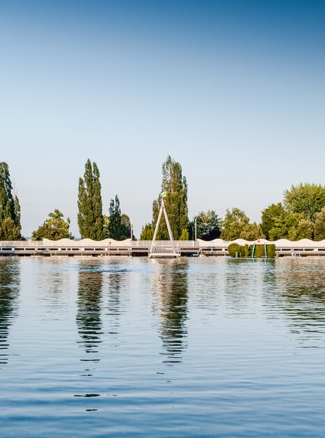 Acqua calma che riflette l'ambiente a Graz. | © Holding Graz - Joel Kernasenko