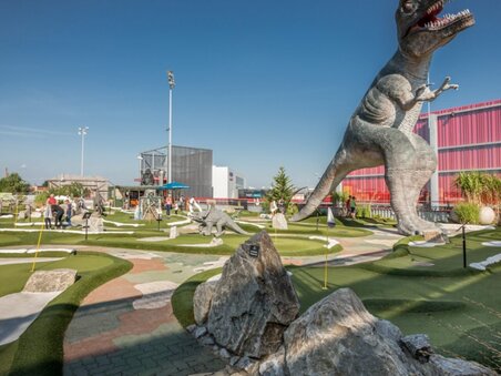 Minigolfplatz mit Dinosaurier-Thema in Graz, Freizeitaktivität im Freien. | © Center West