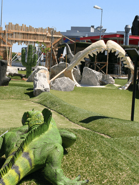 Minigolfplatz mit Dinosaurier und Haifisch-Skelett in Graz. | © Center West