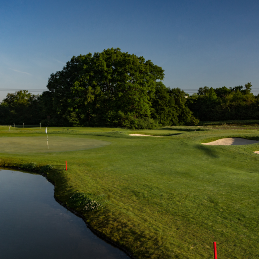 Golfclub Grazer MurAuen | © GC Grazer MurAuen Grüner Golfplatz mit Teich und Sandbunkern bei klarem Himmel. | © GC Grazer MurAuen