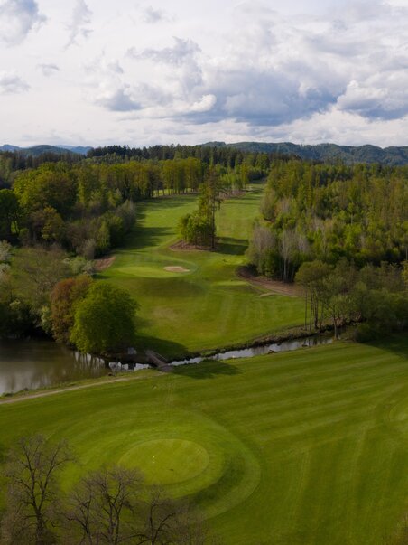 Luftaufnahme des Grazer Golfclub Thalersee mit Grünflächen und Wasserflächen. | © GEPA-pictures - Murhof Gruppe