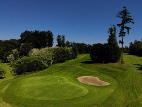 View of the golf course at Grazer Golfclub Thalersee featuring a bunker. | © GEPA-pictures - Murhof Gruppe