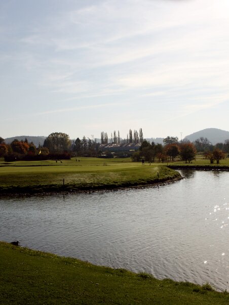 View of the Andritz Golf Center with water and autumn trees. | © GEPA-pictures - Murhof Gruppe