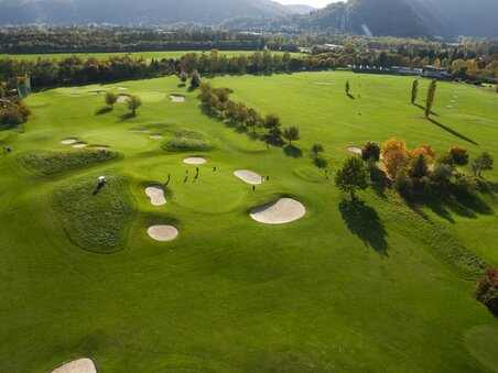 Panoramic view of the golf course with players in nature. | © GEPA-pictures - Murhof Gruppe