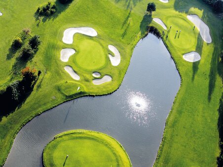 Aerial view of a golf course featuring water and sand bunkers. | © GEPA-pictures - Murhof Gruppe