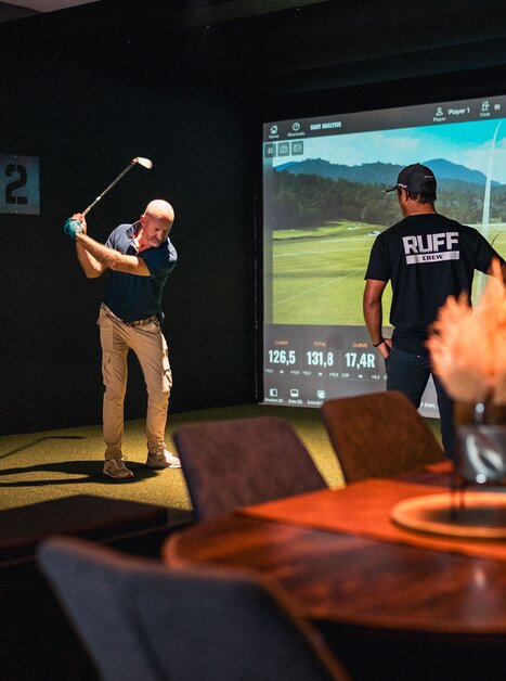 Golfer swinging in a golf simulator. | © GEPA I RUFF Golf Graz