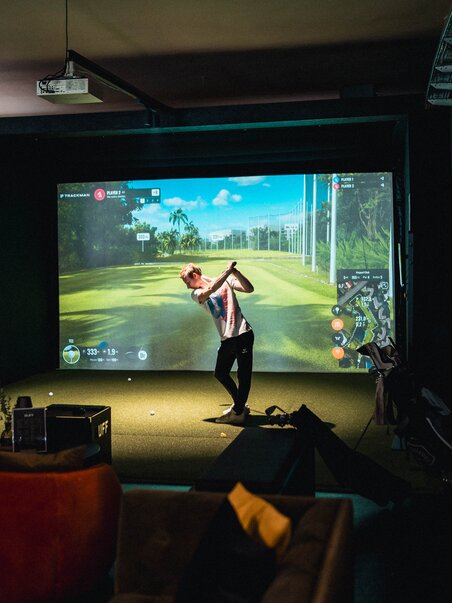 Eine Person spielt Golf in einer Indoor-Simulationsumgebung. | © GEPA I RUFF Golf Graz