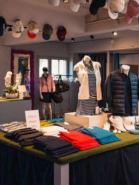 Modernes Geschäft für Golfausrüstung mit Kleidung und Accessoires. | © GEPA I RUFF Golf Graz