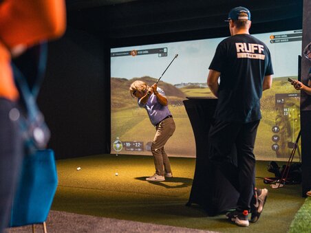 Person schlägt Golfball in einem Golf-Simulator. | © GEPA I RUFF Golf Graz