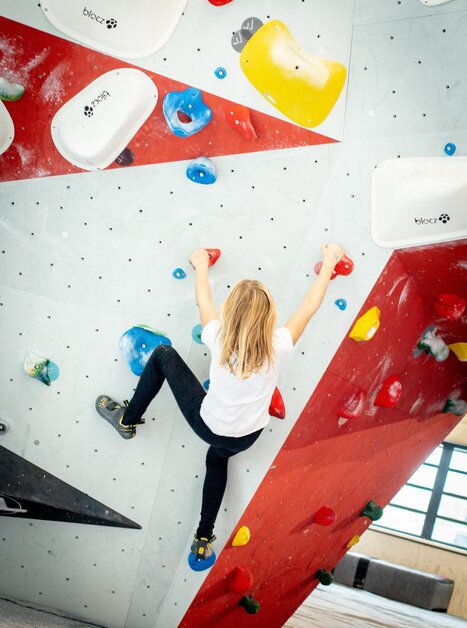 A youth climbing on a colorful bouldering wall. | © pixapay