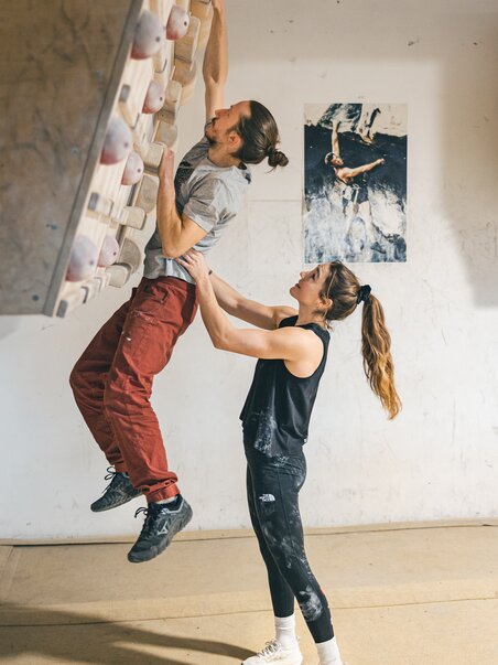 Zwei Personen beim Klettern in einem Trainingsraum. | © byAchimR