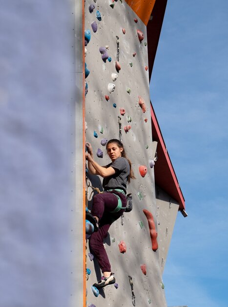 A climber on a climbing wall at the City Adventure Center in Graz. | © C-A-C