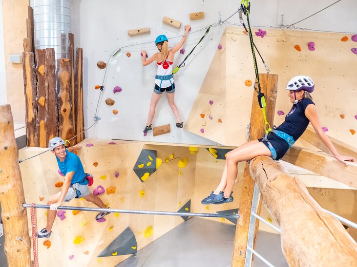 Drei Personen beim Klettern in einer Kletterhalle in Graz. | © C-A-C