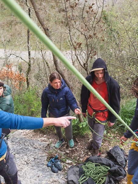 Climbing group preparing for a course in nature. | © Tom Ertl
