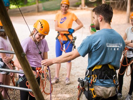 Gruppenaktivität im Kletterwald mit Instruktor und Teilnehmern. | © WAP