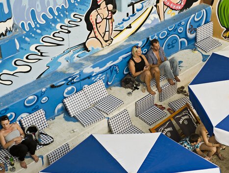 View of a beach bar featuring graffiti and sun loungers. | © Toni Muhr